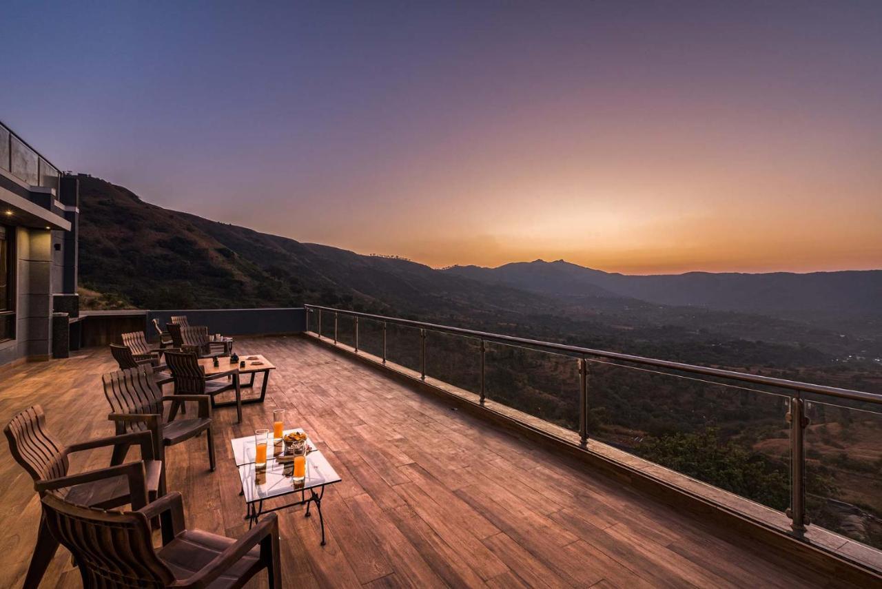 Eyes On The Lake By Stayvista - A Hillside Villa With A Captivating View Of The River Pune Exterior foto